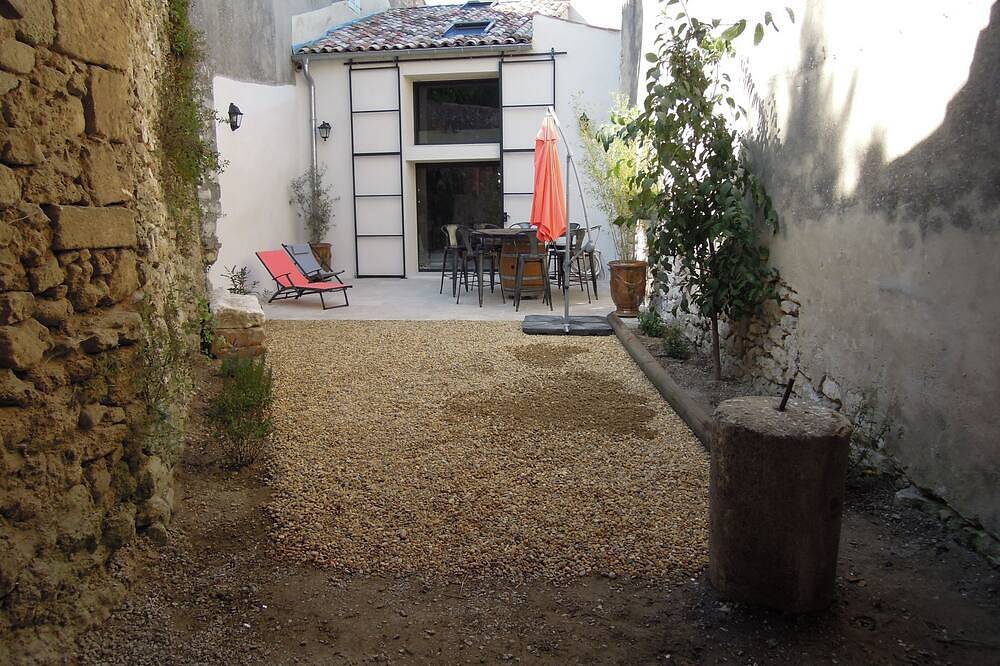 7-person vacation home with reversible air conditioning and outdoor courtyard in the Luberon in Céreste, Regionaler Naturpark Luberon