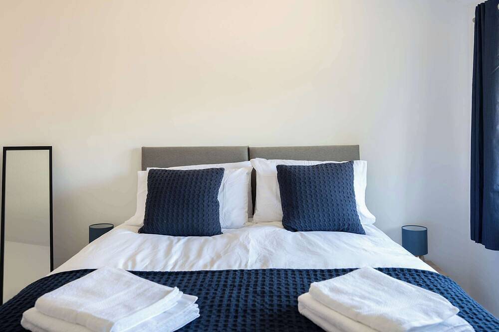 Stylish 3-Bed Home - 10 Min Gatwick - Wifi & Parking in Crawley, Sussex de l'Ouest
