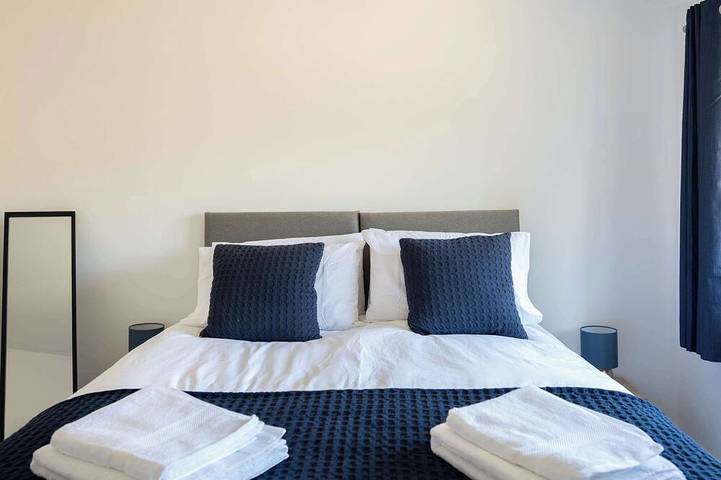 Stylish 3-Bed Home - 10 Min Gatwick - WiFi & Parking in Crawley, Sussex de l'Ouest
