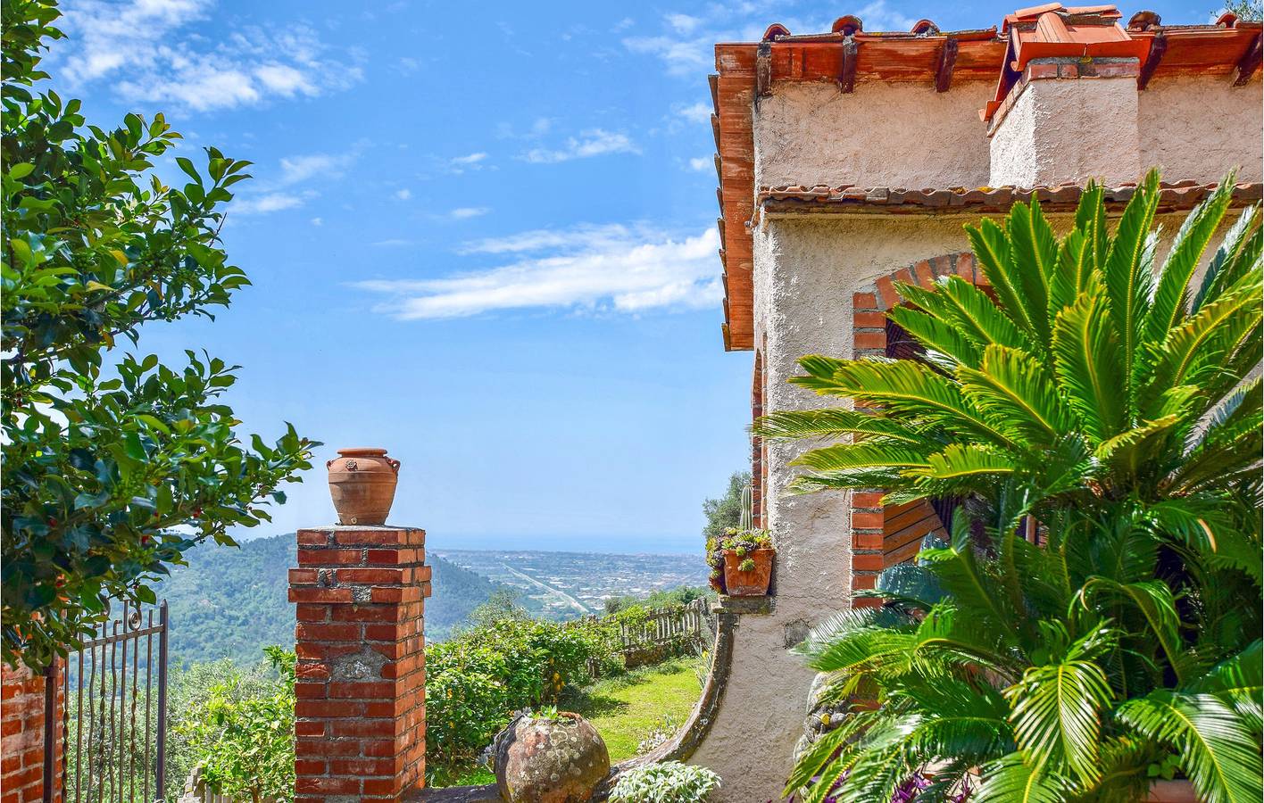 Apartamento con vistas al mar, aparcamiento, piscina y jardín in Greppolungo, Camaiore