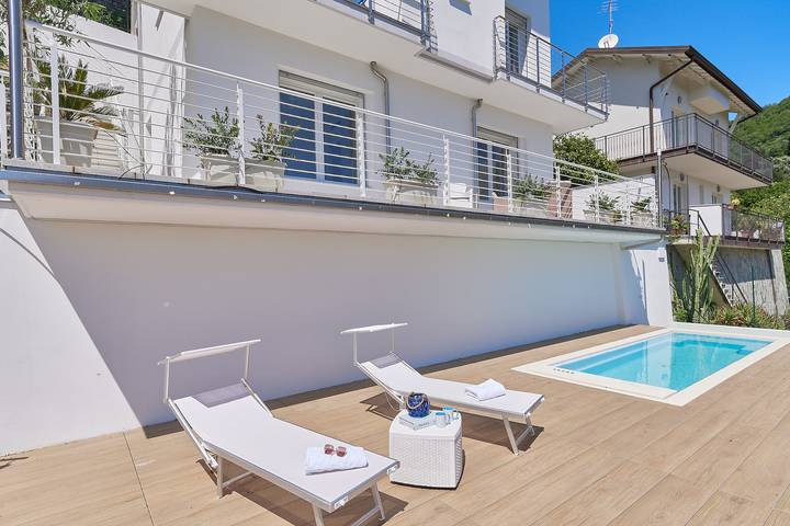 Ferienwohnung für 4 Personen, mit Whirlpool und Terrasse sowie Garten und Pool in Alassio