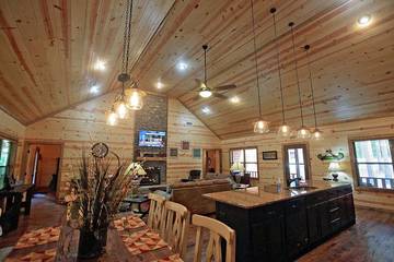 Log Cabin for 10 Guests in Broken Bow, Broken Bow Lake, Picture 1