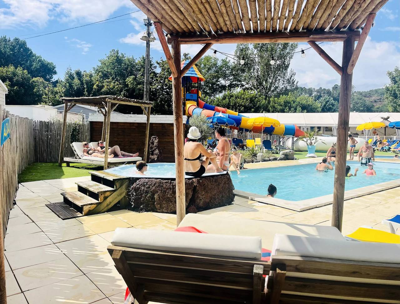 Mobil Home Komfort + 2 Schlafzimmer 4/6 Personen, überdachte Terrasse ,Tv, Clim, Lv, 33 m2 (2022) in Lalevade-d'Ardèche, Parc naturel régional des Monts d'Ardèche