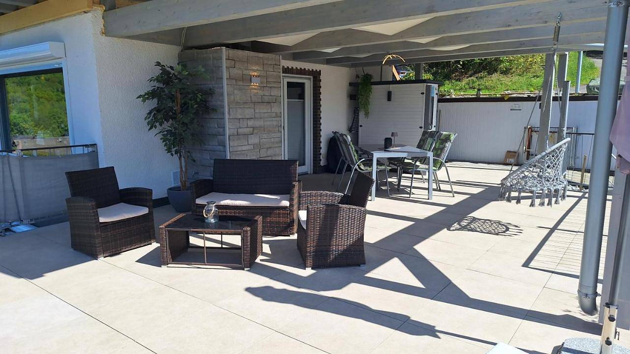 Ganze Wohnung, Seeblick-Ferienwohnung "Agger-Blick 2" mit traumhafter Terrasse, kostenlosen E-Bikes, Sauna & Kajak in Gummersbach, Oberbergischer Kreis