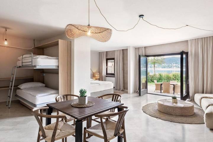 Ferienwohnung für 4 Personen, mit Seeblick und Ausblick sowie Garten, mit Haustier