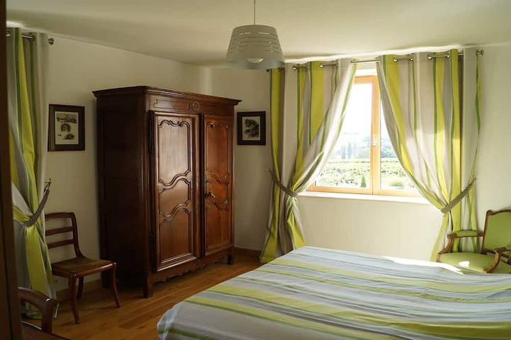 Gîte pour 8 personnes, avec terrasse ainsi que piscine et jardin à Charentay - 4