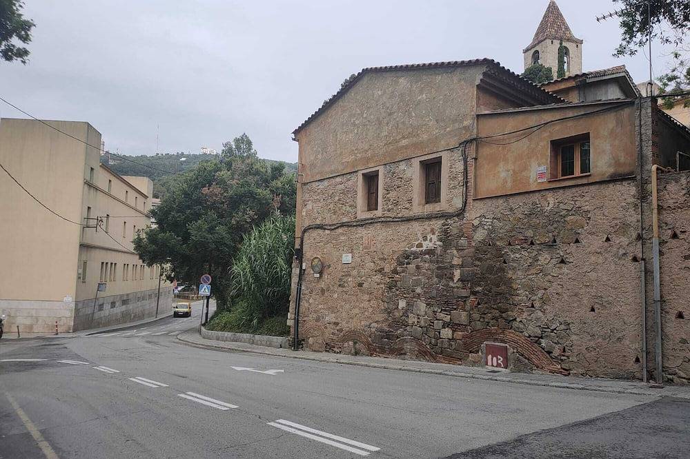 Apartamento entero, App., 25 min plaça de Catalunja, rural quiet environment with parking lot in Distrito de Horta-Guinardó, Barcelona