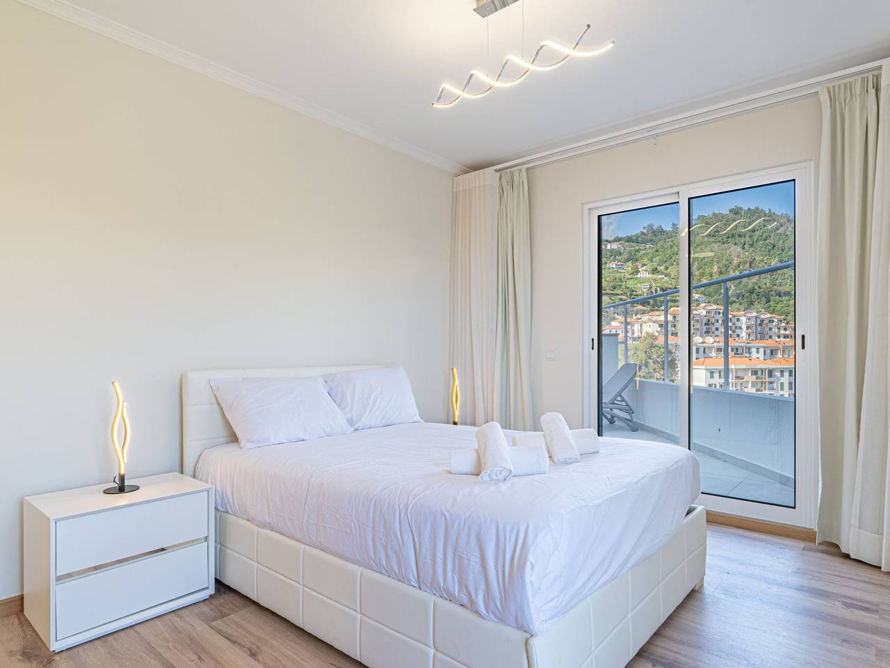 Ganze Wohnung, "Sonnenblume" mit Gemeinschaftspool in Caniço, Madeira