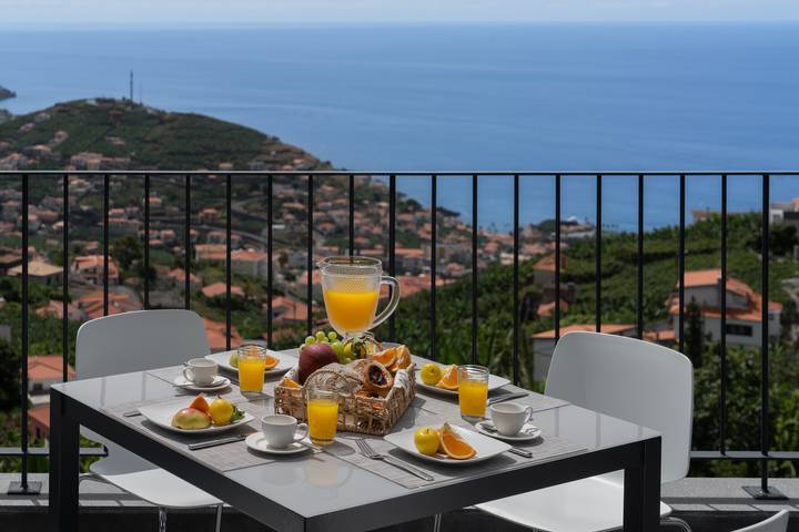 Ganze Wohnung, Ferienwohnung für 5 Personen mit Terrasse in Câmara de Lobos, Madeira
