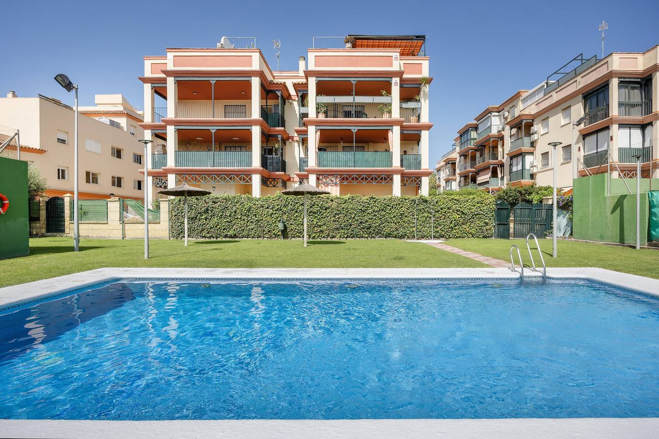 Appartement entier, Appartement 'Camaleón 7' avec piscine partagée, terrasse privée et climatisation in Chipiona, Costa de la Luz