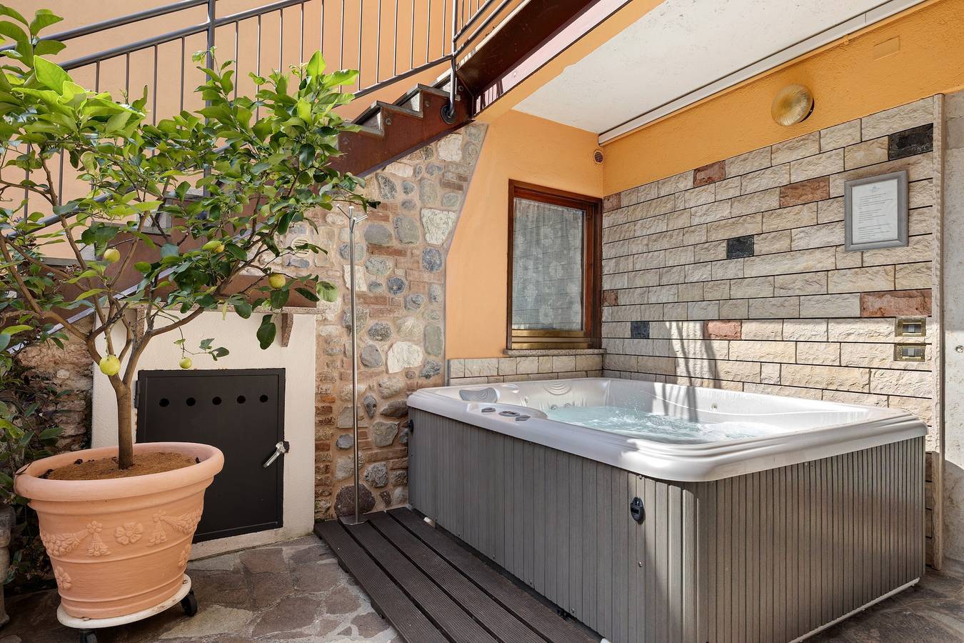 Appartamento intero, Appartamento 'Agnese' con Terrazza Privata, Wi-Fi e Aria Condizionata in San Felice del Benaco, Prealpi Gardesane