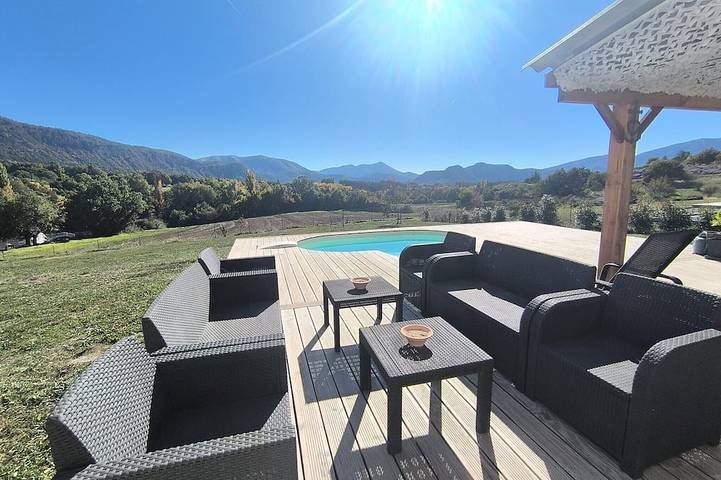 Location de vacances pour 6 personnes, avec jardin ainsi que terrasse et piscine à Le Brusquet