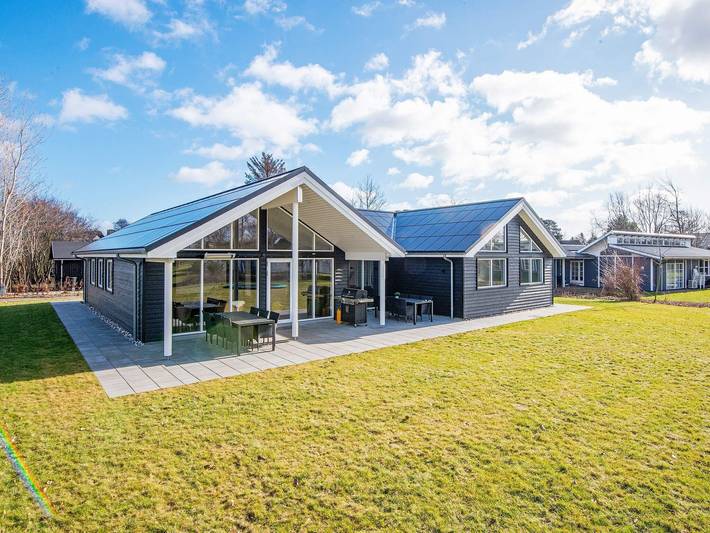 Ferienhaus für 14 Personen, mit Whirlpool und Terrasse sowie Kinderpool und Pool in Juelsminde - 2