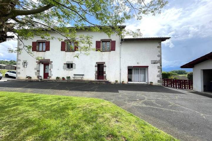 Location de vacances pour 4 personnes, avec jardin, animaux acceptés à Bussunarits-Sarrasquette