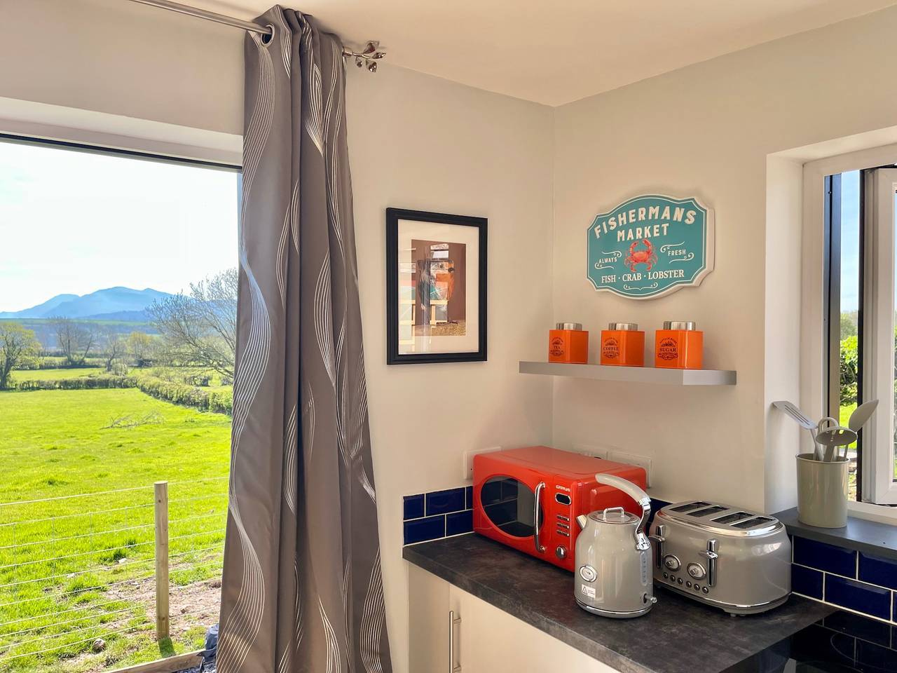 Hot Tub Getaway, Snowdon Views, Peaceful Stay in Isle of Anglesey