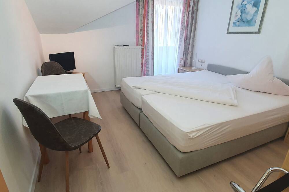 Ganze Wohnung, Ferienwohnung mit Westbalkon 48 qm in Seeon, Seebruck