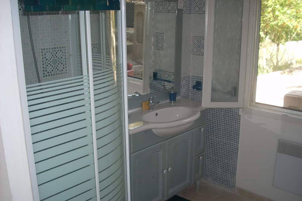 Chambre indépendante climatisée, cuisine d'été accessible  avec marches, piscine in Sartène, Arrondissement de Sartène