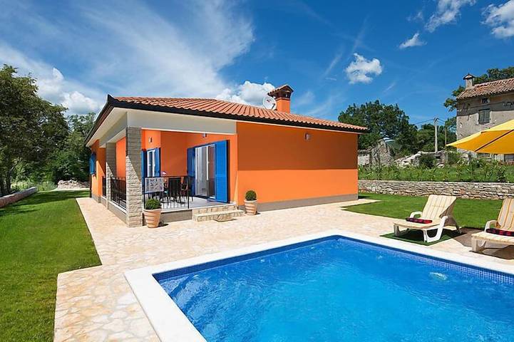 Ferienhaus für 8 Personen, mit Pool und Garten, mit Haustier