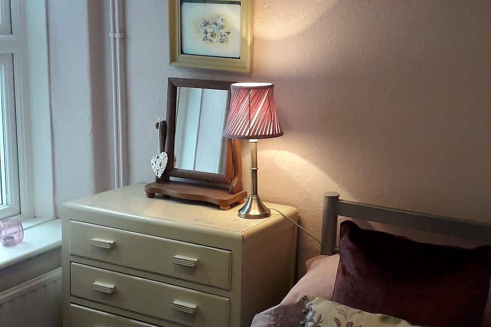 18th Century Cottage On Waterfront, Panoramic Sea Views, Courtyard Garden in Appledore, Devon