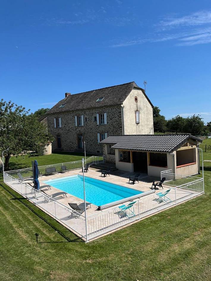 Gîte pour 14 personnes, avec jardin et piscine dans Moularès