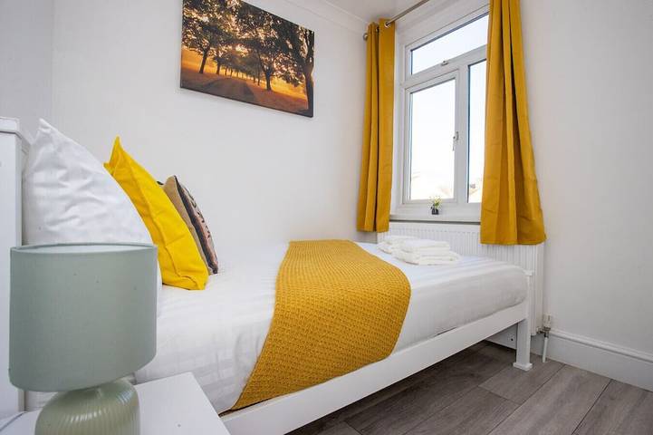 Sunny 3Br Home Near Portsmouth Park in Portsmouth, Südostengland