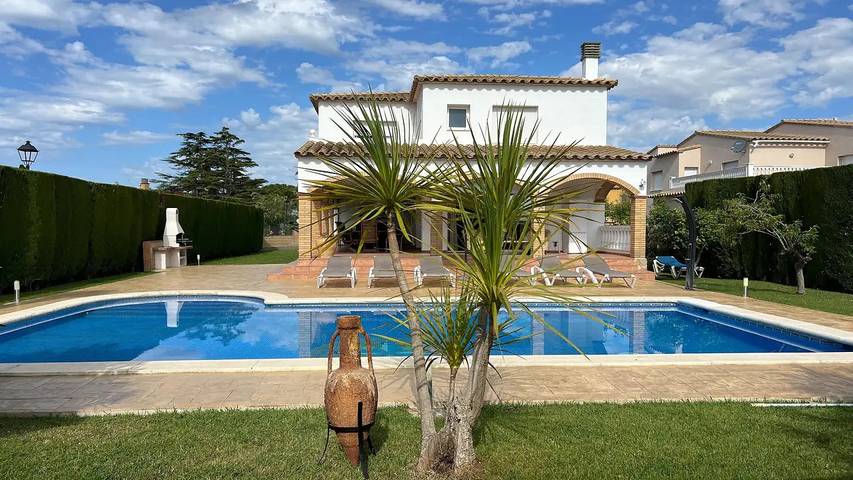 Location de vacances pour 16 personnes, avec jardin et piscine à Sant Pere Pescador - 2
