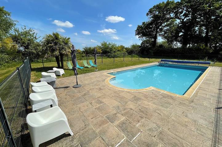 Location de vacances pour 10 personnes, avec terrasse ainsi que jardin et piscine à Saint-Nicolas-du-Pélem