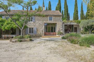 Gîte pour 8 personnes, avec jardin et terrasse à La Garde-Adhémar