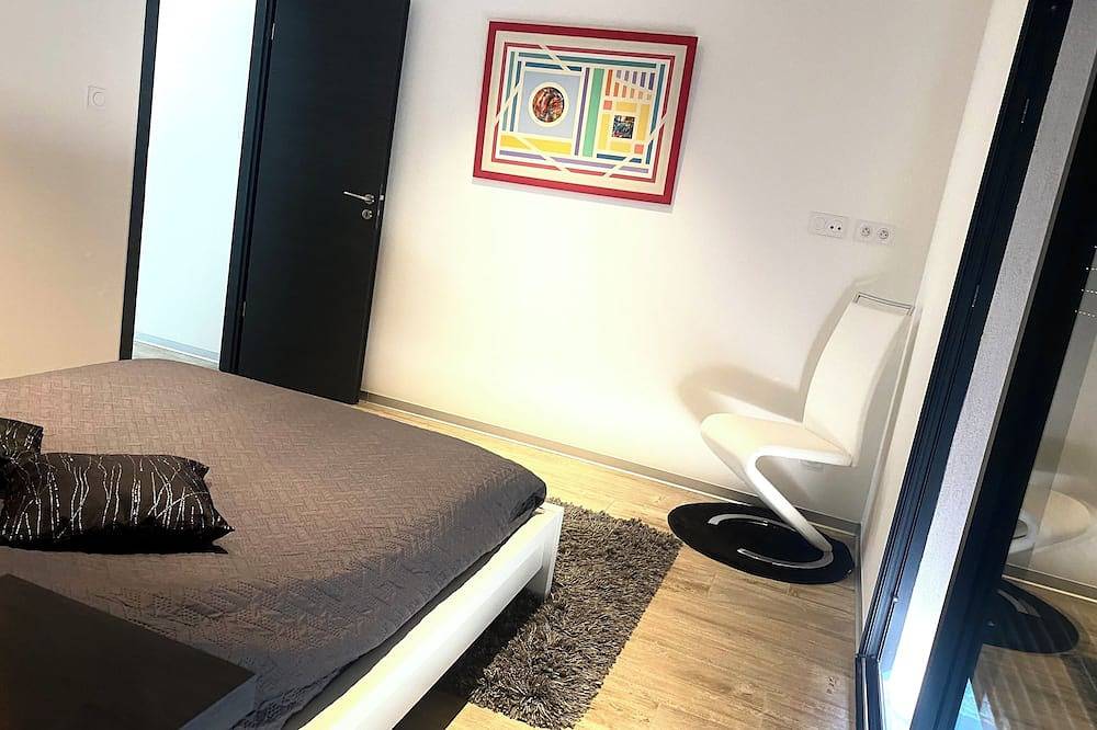 Architect-designed villa on private estate. Swimming pool open with dates and times. in Ensuès-la-Redonne, Istres region