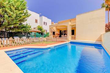 Villa in Playa del Port de Pollença, Pollença für 8 