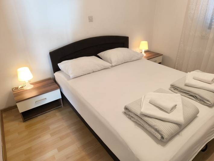 Ganze Wohnung, Das Apartment mit ein Schlafzimmer und Gemeinschaftsgarten mit Grill in Primosten, Šibenik-Knin