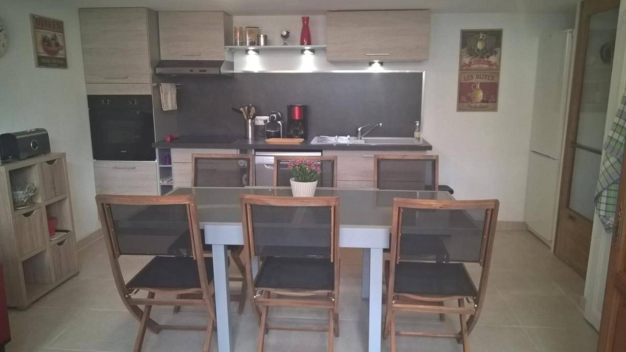 Appartement entier, Two-Bedroom Apartment in Saint-Martin-de-Brômes, Alpes-de-Haute-Provence