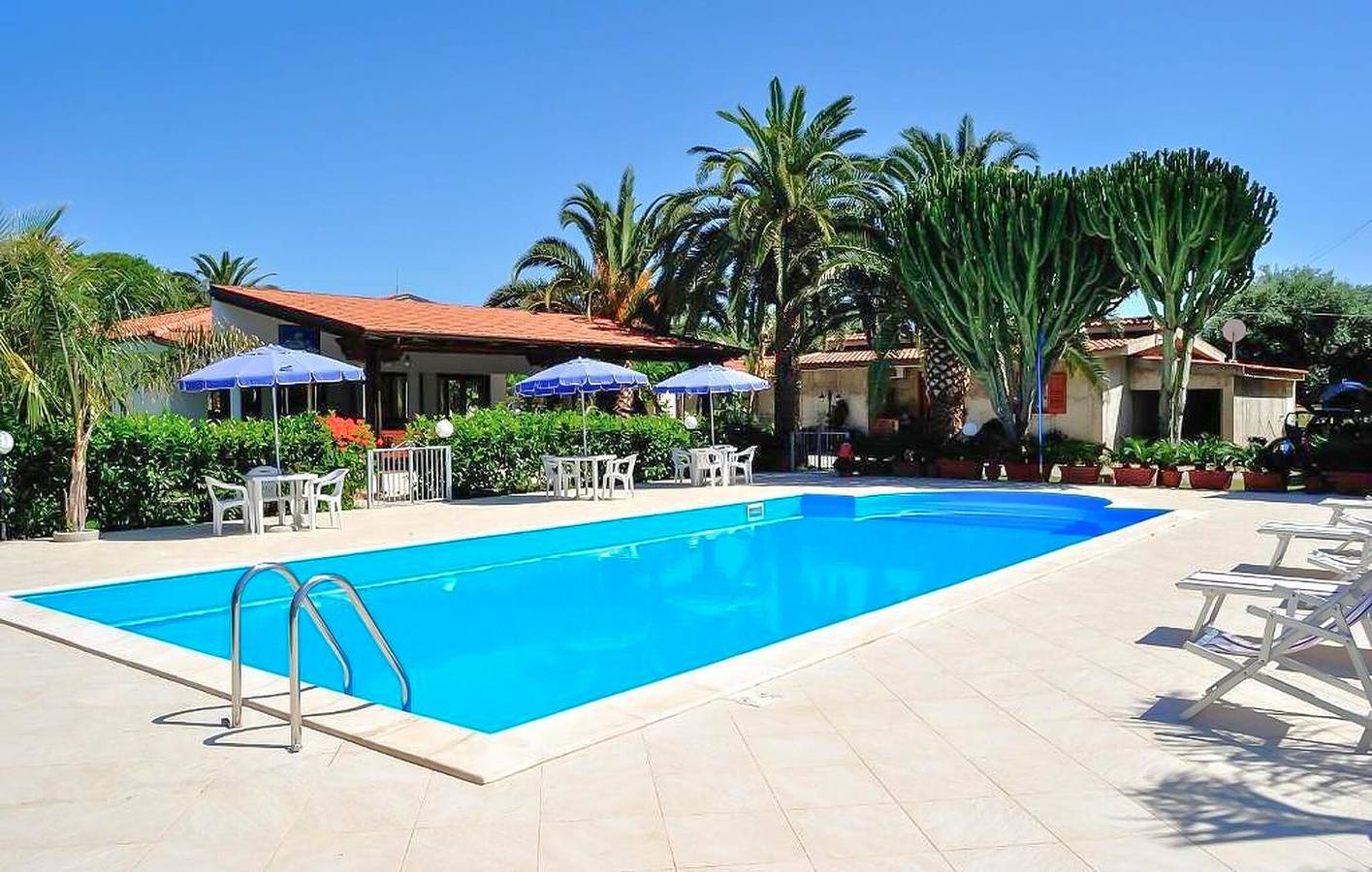 Appartement de vacances entier, Appartement de luxe au bord de la mer avec piscine et parking in Province de Vibo Valentia