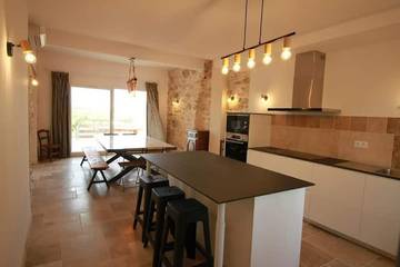 Gîte pour 12 personnes, avec jardin et terrasse, animaux acceptés dans Office de Tourisme Le Somail