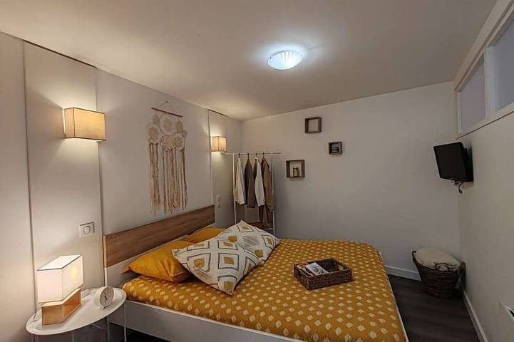 Entire apartment, L'Escapade - 1 bedroom - 2 people - Terrace in Châtel-Guyon, Volcans d'Auvergne Regional Nature Park