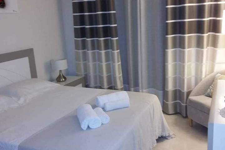 Appartement entier, Estepona Superbe Location De Vacances Vue Mer à 900 m de la plage  El Pirata. in La Resina, Estepona