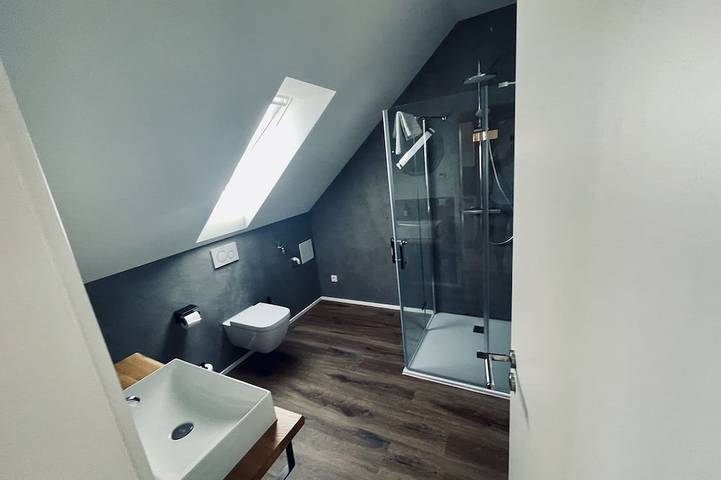 Ganze Wohnung, 2-Zimmer-Apartment (20qm) im Dachgeschoss mit kleiner Küche in Haundorf, Fränkisches Seenland