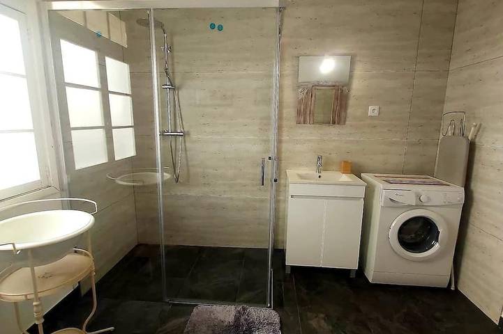 Charming three bedroom cottage with a pretty garden and free private parking in Estreito da Calheta, Île de Madère