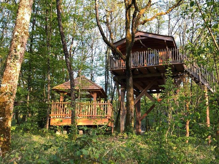 Location de vacances pour 4 personnes, avec jardin ainsi que jacuzzi et piscine à Monsac