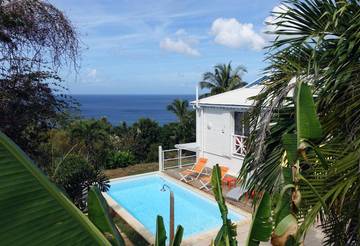 Location de vacances pour 6 personnes, avec piscine ainsi que jardin et vue dans Plage Leroux