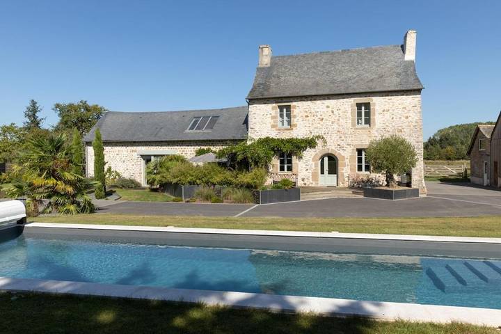Location de vacances pour 9 personnes, avec piscine ainsi que jardin et vue dans Val-d'Izé - 2