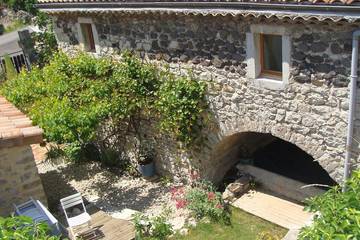 Gîte pour 3 personnes, avec terrasse et piscine dans Alissas
