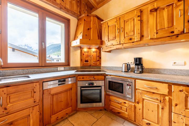 Appartement entier, Appartement "Savine" avec vue sur les montagnes, balcon et Wi-Fi in Lanslebourg-Mont-Cenis, Massif de la Vanoise