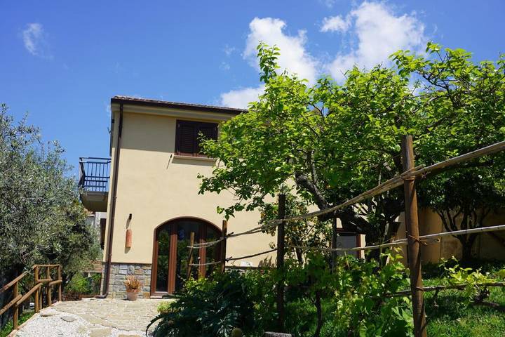 Casa vacanza per 2 persone, con Idromassaggio e Terrazza nonché Giardino e Panorama a San Mauro Cilento