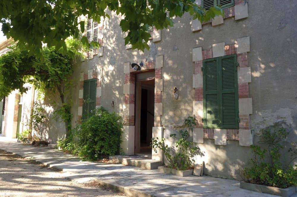 Sheepfold / Provençal farmhouse—perfect for family and friends (sleeps 13), air-conditioned, 200 m² in Bollène, Vaucluse