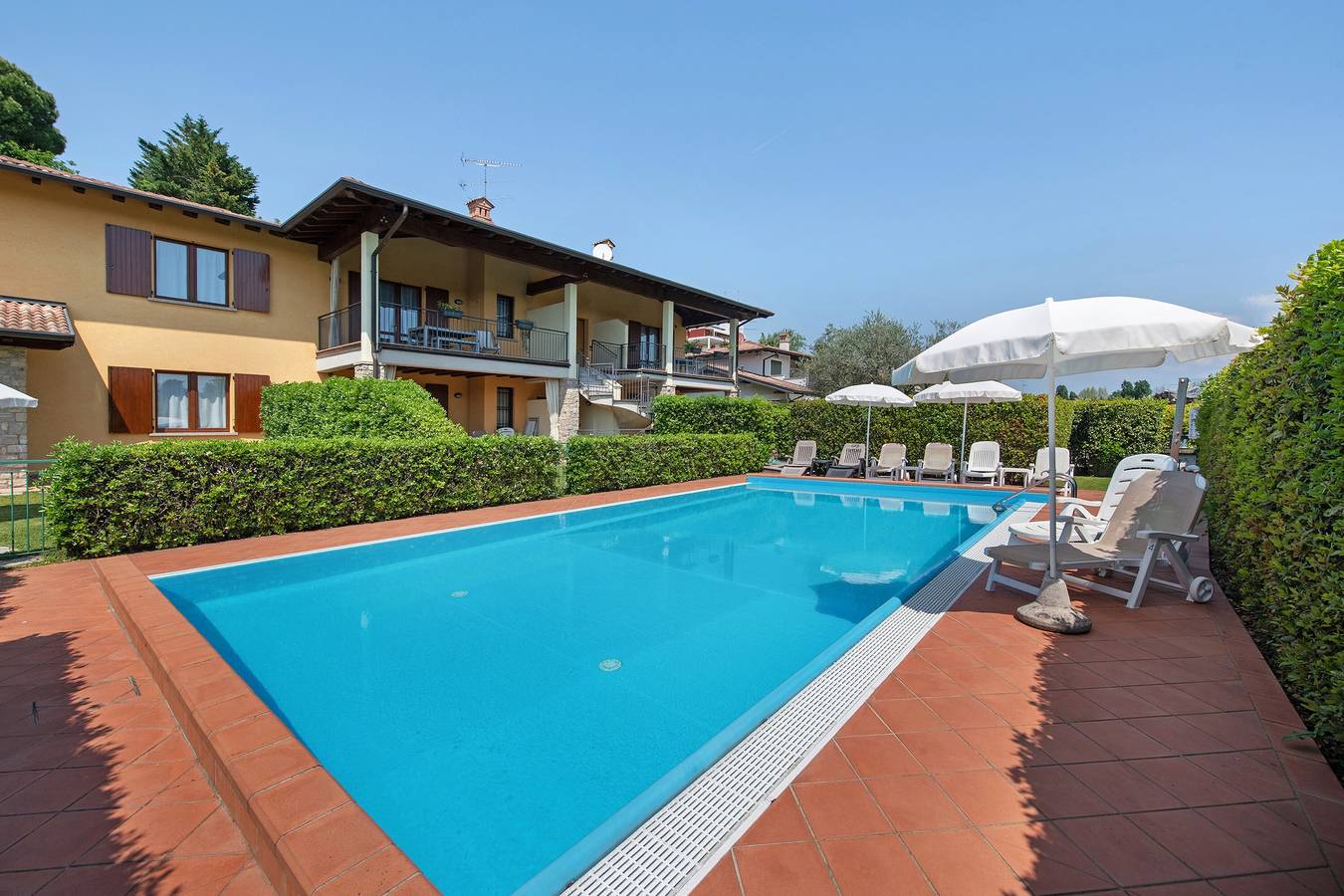 Ganze Wohnung, Apartment 'I Ciclamini 2' mit Gemeinschaftspool, Wlan und Klimaanlage in Moniga del Garda, Gardasee-Berge