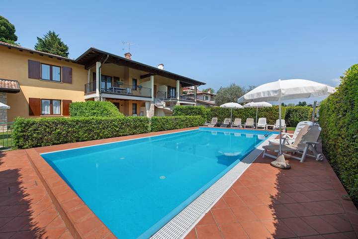 Geheel appartement, Appartement 'I Ciclamini 5' met Gedeeld Zwembad, Wifi en Airconditioning in Moniga del Garda, Garda Bergen