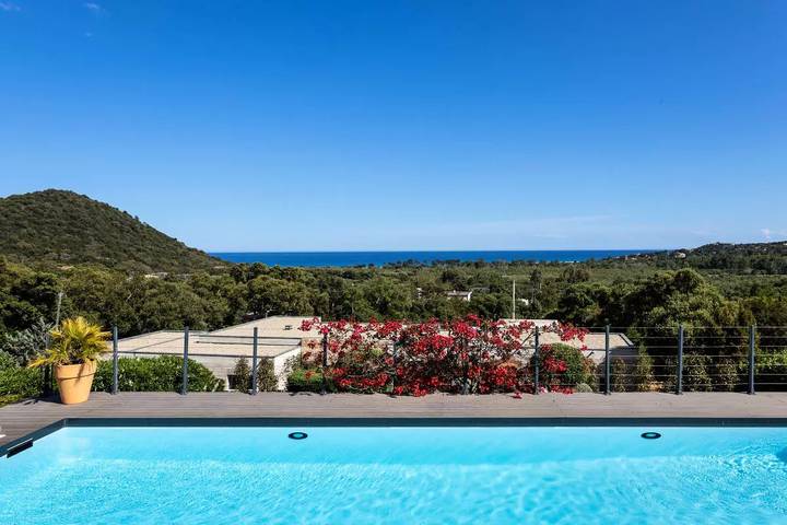 Location de vacances pour 10 personnes, avec piscine et terrasse ainsi que vue et jardin dans Plage De L Ovu Santu