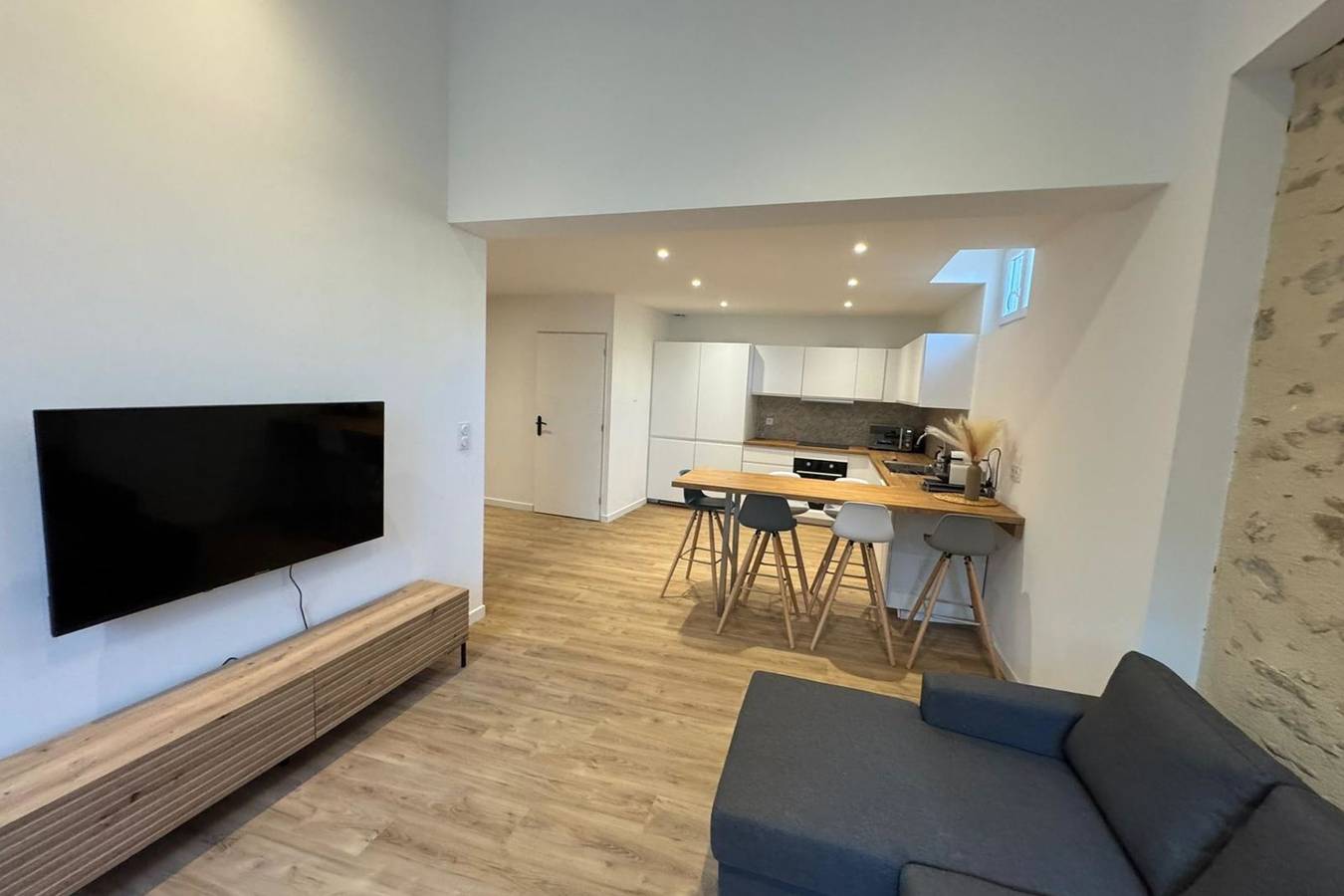 Ganze Wohnung, Apartment 7-rooms with terrace in Nîmes in Nîmes, Nimes und Umgebung