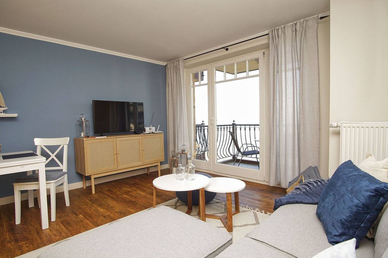 Ganze Wohnung, Ferienwohnung mit traumhaftem Meerblick - Haus am Meer Fewo 07 in Lohme, Nationalpark Jasmund